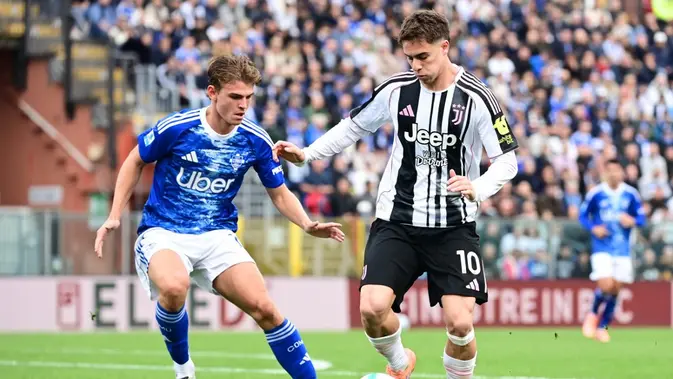 Gelandang Como asal Argentina Nico Paz berebut bola dengan penyerang Juventus asal Turki Kenan Yildiz selama pertandingan sepak bola Serie A Italia antara Como dan Juventus di Stadion Giuseppe Sinigaglia pada 19 Oktober 2025. (Piero CRUCIATTI / AFP)