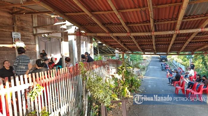 RUMAH DUKA - Suasana di rumah duka almarhum Kenzy Lengkong di Kelurahan Pinaras, Kecamatan Tomohon Selatan, Kota Tomohon, Provinsi Sulawesi Utara (Sulut), Minggu (23/8/2026) sore. Kenzy Lengkong merupakan salah satu korban yang meninggal dunia setelah terseret ombak di Pantai Tuturuga Beach, wilayah Ranowangko II, Kecamatan Kombi, Minahasa, Sulut.