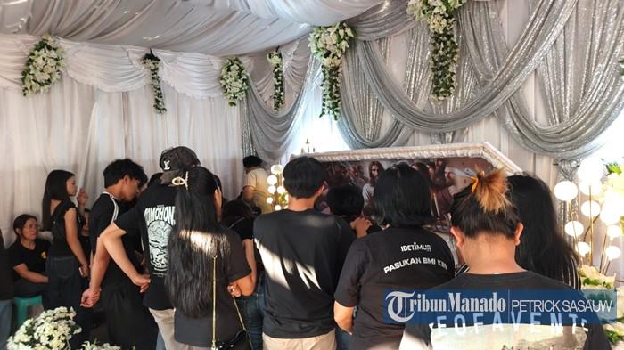 RUMAH DUKA - Suasana di rumah duka almarhum Kenzy Lengkong di Kelurahan Pinaras, Kecamatan Tomohon Selatan, Kota Tomohon, Provinsi Sulawesi Utara (Sulut), Minggu (23/8/2026) sore. Kenzy Lengkong merupakan salah satu korban yang meninggal dunia setelah terseret ombak di Pantai Tuturuga Beach, wilayah Ranowangko II, Kecamatan Kombi, Minahasa, Sulut.