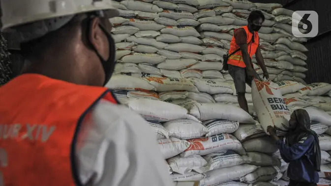 Pekerja melakukan aktivitas bongkar muat karung berisi beras di Gudang Bulog. (merdeka.com/Iqbal S Nugroho)