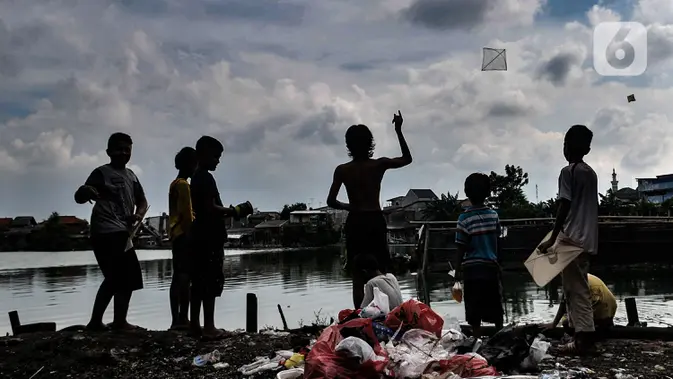 Anak-anak bermain di permukiman padat penduduk kawasan Cakung, Jakarta. (merdeka.com/Iqbal S Nugroho)
