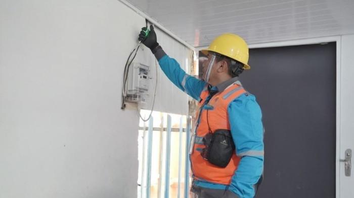 Petugas PLN melakukan pengecekan dan proses perubahan daya untuk instalasi