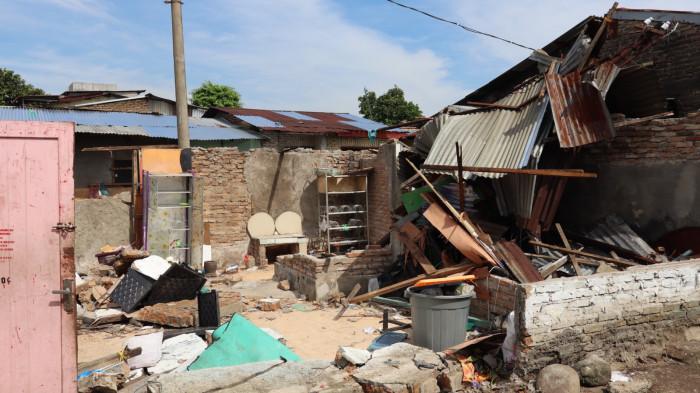 Srikandi PLN UP3 Medan saat melakukan penistribusian bantuan berupa sembako.