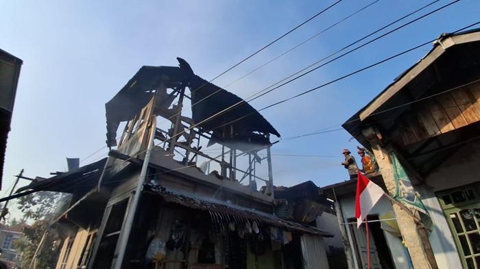 PEMADAMAN - Tampak pendinginan masih terus dilakukan personel Damkar Tarakan setelah berhasil memadamkan kebakaran, pada Sabtu (22/8/2026). TRIBUNKALTARA.COM/ANDI PAUSIAH