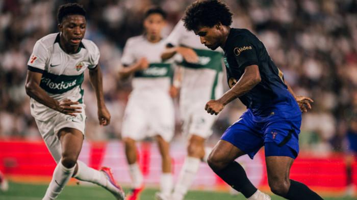 Aksi penyerang Barcelona, Karim Adeyemi dalam pertandingan melawan Elche di Liga Spanyol