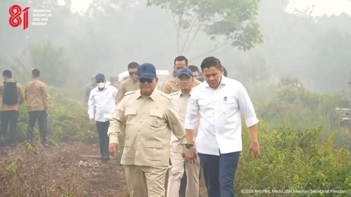 PRABOWO TINJAU KARHUTLA - Dalam Foto: Presiden RI Prabowo Subianto meninjau lokasi kebakaran hutan dan lahan (karhutla) di Provinsi Kalimantan Barat (Kalbar), Sabtu (22/8/2026). Dalam kunjungan ini, Prabowo tampak tidak mengenakan masker.