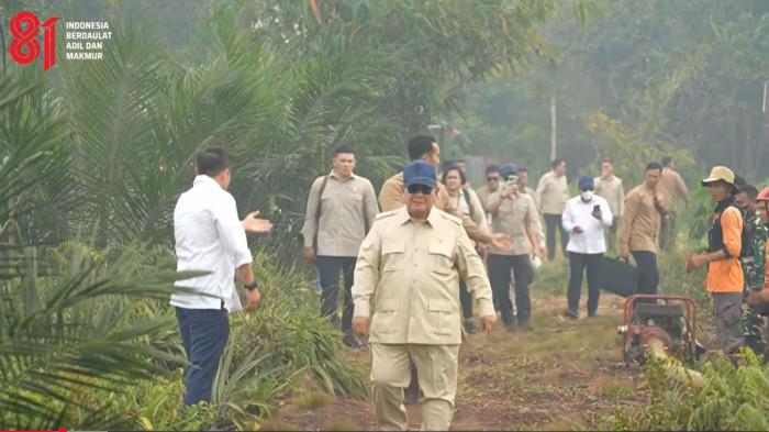 PRABOWO TINJAU KARHUTLA - Dalam Foto: Presiden RI Prabowo Subianto meninjau lokasi kebakaran hutan dan lahan (karhutla) di Provinsi Kalimantan Barat (Kalbar), Sabtu (22/8/2026). Dalam kunjungan ini, Prabowo tampak tidak mengenakan masker.
