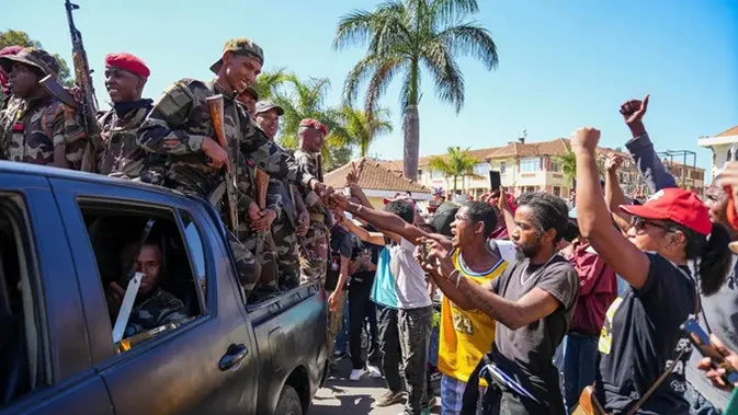 Tentara disambut oleh warga yang berkumpul dalam sebuah upacara untuk mengenang para demonstran yang tewas dalam aksi protes anti-pemerintah baru-baru ini di Antananarivo, Madagaskar, pada Minggu, (12/10/2025). Tentara disambut oleh warga yang berkumpul dalam sebuah upacara untuk mengenang para demonstran yang tewas dalam aksi protes anti-pemerintah baru-baru ini di Antananarivo, Madagaskar, pada Minggu, (12/10/2025). (Dok. AP/Mamyrael)