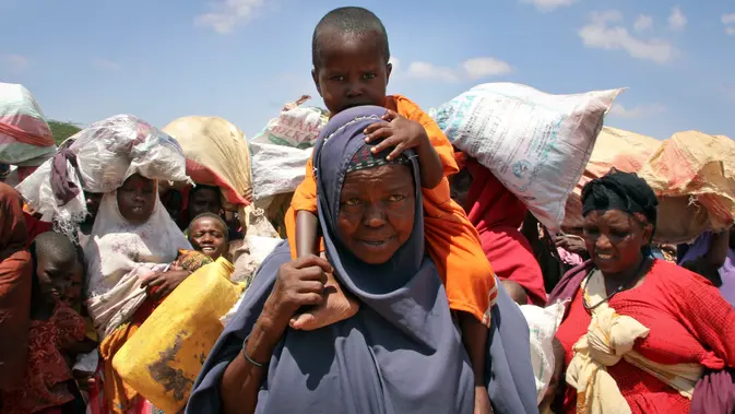Warga Mengungsi Akibat Kekeringan dan Kelaparan di Somalia Ekpresi ibu dan anak warga Somalia yang mengungsi akibat kekeringan dan kelaparan di daerah Tabelaha di pinggiran Mogadishu, Somalia (30/3). Negara yang terletak di tanduk Afrika ini, memiliki populasi 12 juta penduduk. (AP Photo/Farah Abdi Warsameh)