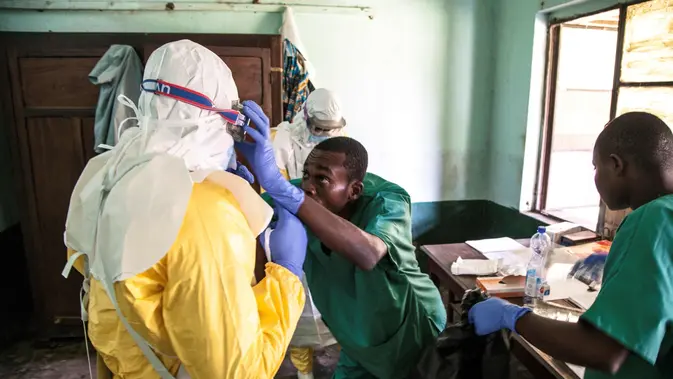 Petugas kesehatan membantu menyiapkan peralatan penanganan Ebola di Republik Demokratik Kongo (AFP/Mark Naftalin) Petugas kesehatan membantu menyiapkan peralatan penanganan Ebola di Republik Demokratik Kongo (AFP/Mark Naftalin)