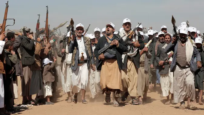 Houthi Yaman Kelompok Houthi berbaris dalam unjuk rasa dukungan untuk Palestina di Jalur Gaza dan menentang serangan Amerika Serikat (AS) di Yaman di luar Sanaa, Yaman, Senin (22/1/2024). (AP Photo)