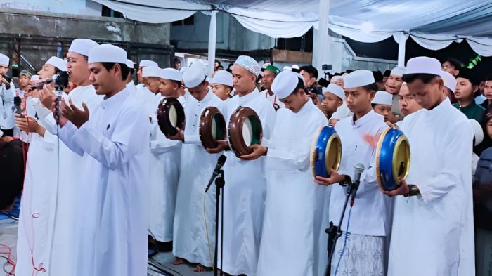 MENABUH REBANA- Foto sejumlah pemuda saat menabuh rebana dalam sebuah majelis ilmu. Penampilan rebana juga sering ditemukan dalam kegiatan Maulid Nabi Muhammad S.A.W di Indonesia.
