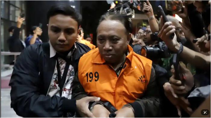 TERSANGKA KORUPSI - Rektor Universitas Jenderal Soedirman (Unsoed) Akhmad Sodiq bersama tersangka lainnya berjalan menuju mobil tahanan usai menjalani pemeriksaan pasca terjaring operasi tangkap tangan (OTT) di Gedung KPK, Jakarta, Sabtu (22/8/2026) dini hari. Ia disebut sempat menelepon wakil rektor sebelum diumumkan KPK jadi tersangka.