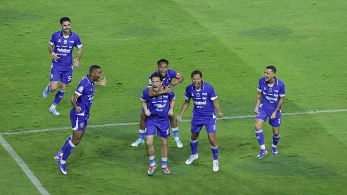 RAYAKAN GOL- Pemain Persib Bandung merayakan gol penanti Thom Haye pada menit ke 36 ke gawang Malut United. Persib dan Malut United berlaga di Stadion Gelora Bandung Lautan Api (GBLA) pada Jumat (6/2/2026).(Kolase-Persib.co.id)