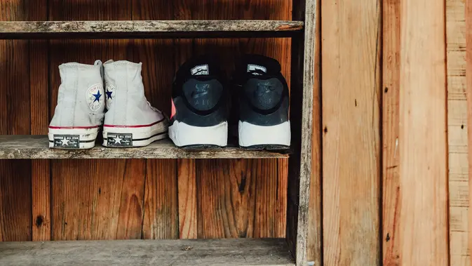 Salah satu penyebab utama sepatu berjamur adalah menyimpannya dalam keadaan masih lembap (Sumber: Pexels.com)