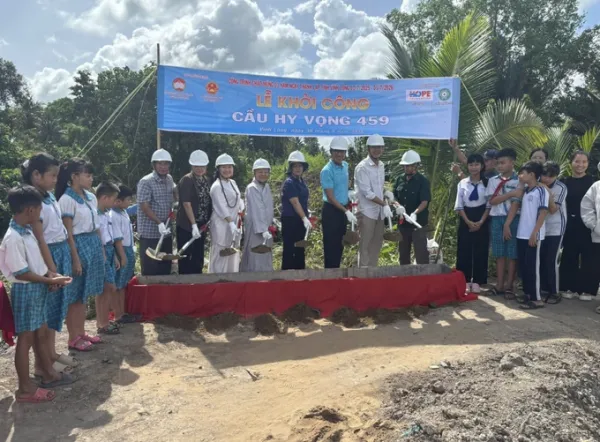 Representatives of My Thanh hamlet and the people and students of My Thanh hamlet joined hands to contribute to the groundbreaking ceremony of bridge 459. Photo: Tien Danh