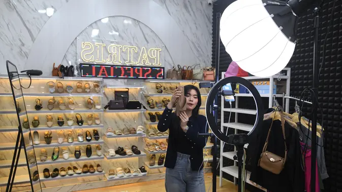 Pekerja memasarkan produk secara online produk sepatu sandal yang akan di bengkel kerja Patris di kawasan Katulampa, Bogor, Senin, 24 Agustus 2026. (KLY/ Arie Basuki)