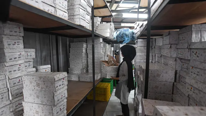 Pekerja melakukan packing produk tas dan sepatu sandal yang akan dikirim ke pelanggan melalui marketplace di bengkel kerja Patris di kawasan Katulampa, Bogor, Senin, 24 Agustus 2026. (KLY/ Arie Basuki)