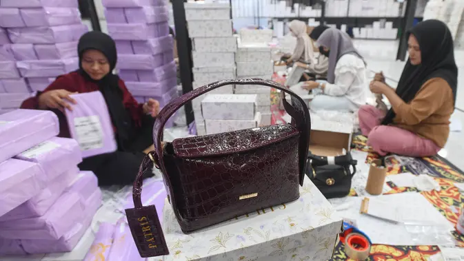 Pekerja melakukan packing produk tas dan sepatu sandal yang akan dikirim ke pelanggan melalui marketplace di bengkel kerja Patris di kawasan Katulampa, Bogor, Senin, 24 Agustus 2026. (KLY/ Arie Basuki)