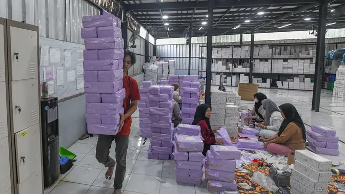 Pekerja melakukan packing produk tas dan sepatu sandal yang akan dikirim ke pelanggan melalui marketplace di bengkel kerja Patris di kawasan Katulampa, Bogor, Senin, 24 Agustus 2026. (KLY/ Arie Basuki)