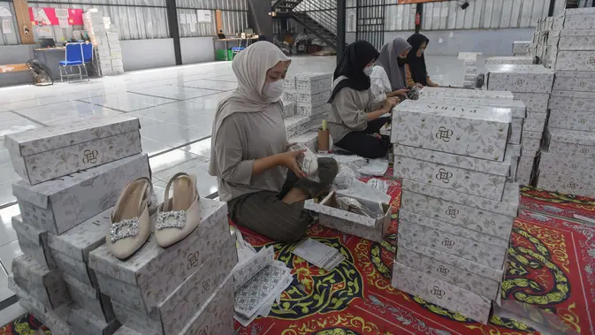 Pekerja melakukan packing produk tas dan sepatu sandal yang akan dikirim ke pelanggan melalui marketplace di bengkel kerja Patris di kawasan Katulampa, Bogor, Senin, 24 Agustus 2026. (KLY/ Arie Basuki)