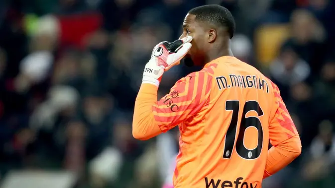 Kiper AC Milan, Mike Maignan, menjadi korban rasisme saat timnya bersua Udinese pada laga pekan ke-21 Serie A di Bluenergy Stadium, Udine, Minggu (21/1/2024) dini hari WIB. (AFP/Gabriele MENIS/ANSA)