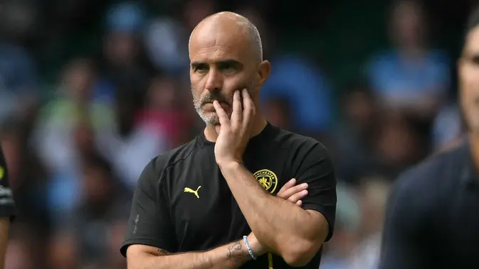 Manajer Manchester City, Enzo Maresca, menyaksikan pertandingan sepak bola FA Community Shield Inggris antara Arsenal dan Manchester City di Principality Stadium, Cardiff, Wales Selatan, pada 16 Agustus 2026. (Glyn KIRK / AFP)