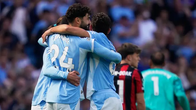 Pemain Manchester City Josko Gvardiol (24) merayakan gol bersama rekan-rekan satu tim dalam laga Premier League antara Man City vs Bournemouth di Manchester, Inggris, Minggu, 23 Agustus 2026. (AP Photo/Dave Thompson)