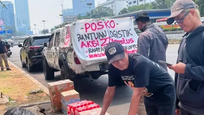 Posko bantuan logistik demo Pati