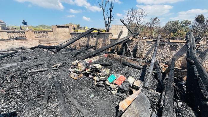 HANGUS - Kondisi kampung adat Suku Sasak yang hangus terbakar di Dusun Sade, Desa Rembitan, Kecamatan Pujut, Kabupaten Lombok Tengah, NTB, Minggu (23/8/2026).