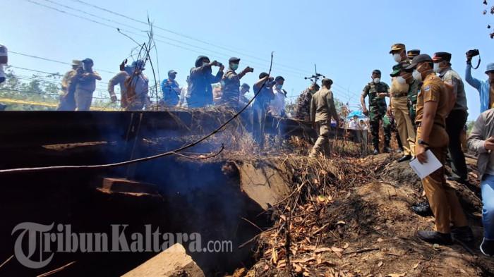 KARHUTLA BATU BARA - Wali Kota Tarakan, Khairul meninjau lokasi Jl Amal Lama, Kota Tarakan, Kalimantan Utara, Senin (24/8/2026). Jalan tersebut sudah berlubang nyaris sampai setengah badan jalan akibat kebakaran hutan dan lahan yang mengandung batu bara.