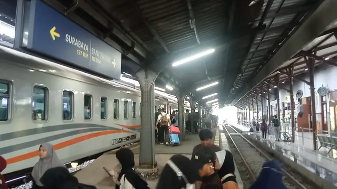 KA Blambangan Ekpres dan KA Pandalungan akhirnya timba di Stasiun Jember setelah mengalami keterlambatan hampir 10 jam. (​Liputan6.com/Hermawan Arifianto)