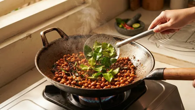 Resep Kacang Pedas Daun Jeruk yang Renyah dan Gurih. Foto: AI Generated