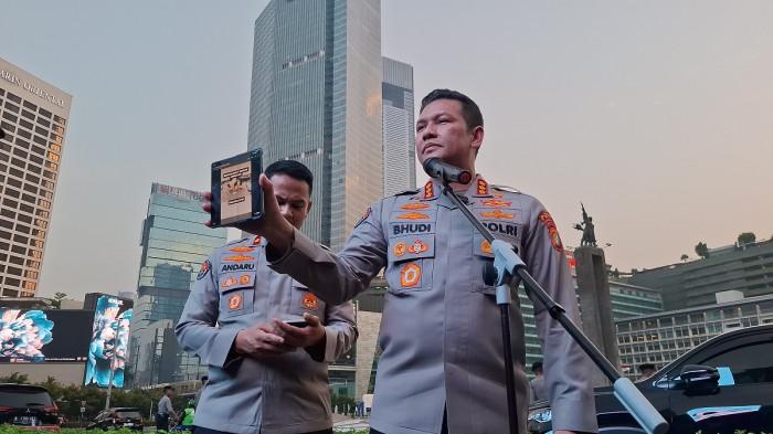 AKSI DEMO MAHASISWA - Kabid Humas Polda Metro Jaya Kombes Budi Hermanto dalam konferensi pers, di Pos Polisi Bundaran HI, Jakarta Pusat, Jumat (12/6/2026). Budi sempat menunjukkan foto barang bukti dan kedua pelaku yang diamankan.