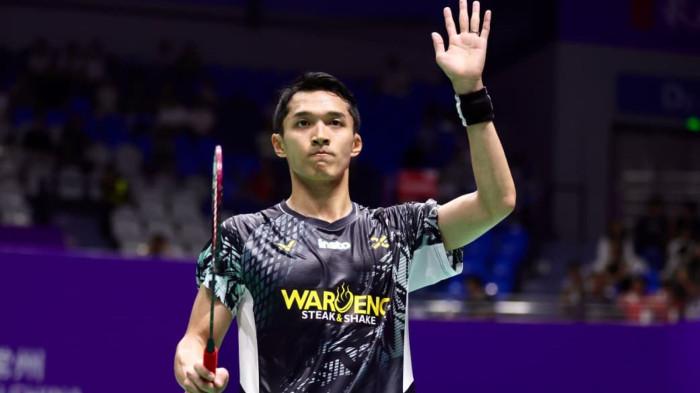 COMEBACK GEMILANG - Jonatan Christie menunjukkan mental juara saat memastikan langkah ke perempat final China Open 2026. Sempat kehilangan gim pertama, tunggal putra andalan Indonesia itu bangkit dan membalikkan keadaan untuk menyingkirkan wakil Singapura, Loh Kean Yew, dengan skor 12-21, 21-6, 21-13 di Olympic Sports Center Gymnasium, China, Kamis (23/7/2026). dok: PBSI