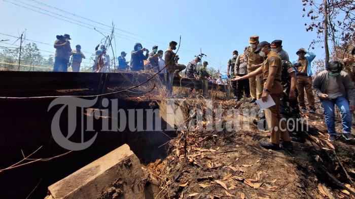 KARHUTLA BATU BARA - Wali Kota Tarakan, Khairul meninjau lokasi Jl Amal Lama, Kota Tarakan, Kalimantan Utara, Senin (24/8/2026). Jalan tersebut sudah berlubang nyaris sampai setengah badan jalan akibat kebakaran hutan dan lahan yang mengandung batu bara.