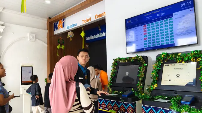 Pemesanan tiket KA Bandara via mesin Vending Machine (VM) di stasiun. (dok. Humas KAI)