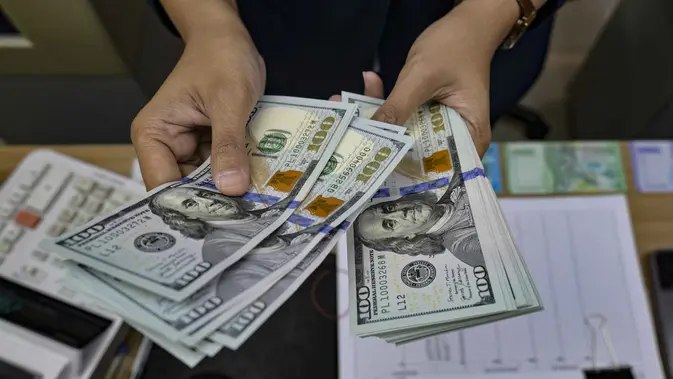 Tembus Level Psikologis, Nilai Tukar Rupiah Sentuh Rp 17.500 per Dolar AS Steve Hanke sarankan Venezuela untuk mengganti mata uangnya ke dolar AS. (BAY ISMOYO/AFP)