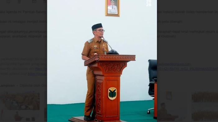 PELAYANAN PUBLIK Asisten I Sekretariat Daerah Kabupaten Batang Hari Muhamad Rifa’i hadiri kegiatan Pemantauan dan Evaluasi Kinerja Penyelenggaraan Pelayanan Publik (PEKPPP) Lingkup Pemerintah Daerah Tahun 2026. Kegiatan tersebut berlangsung di Ruang Pola Kantor Bupati Batang Hari, Senin (24/8/2026).