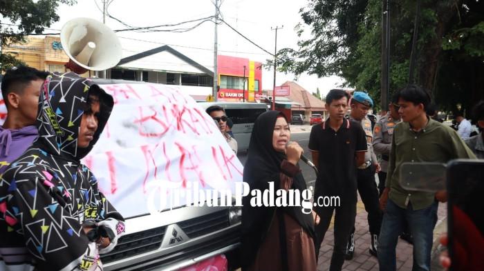 PDAM- Massa aksi unjuk rasa yang mengatasnamakan Garda Muda Merah Putih (GMMP) menggelar aksi demonstrasi di depan Kantor Pusat Perumda Air Minum Kota Padang, Senin (24/8/2026). Keluhan atas buruknya layanan ini dirasakan langsung oleh warga masyarakat Kota Padang, salah satunya Nely, warga Andalas