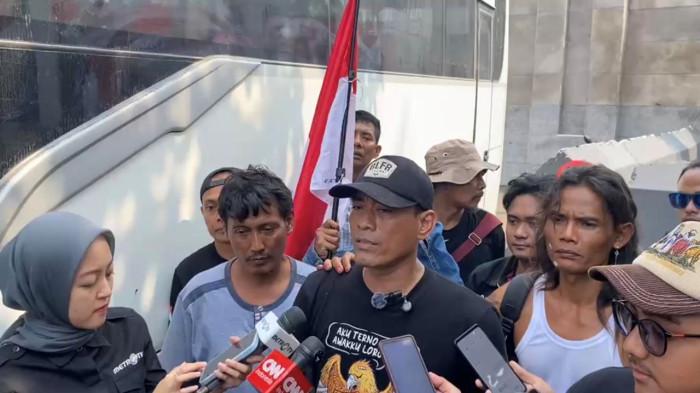 AKSI WARGA PATI - Aktivis Aliansi Masyarakat Pati Bersatu (AMPB) Supriyono alias Botok saat ditemui di depan Gerbang Utama Kompleks Parlemen, Senayan, Jakarta Pusat, Senin (24/8/2026). AMPB akan menggelar aksi pada 27 Agustus 2026 dengan tuntutan pengesahan Rancangan Undang-Undang (RUU) Perampasan Aset dan hukuman mati bagi koruptor.