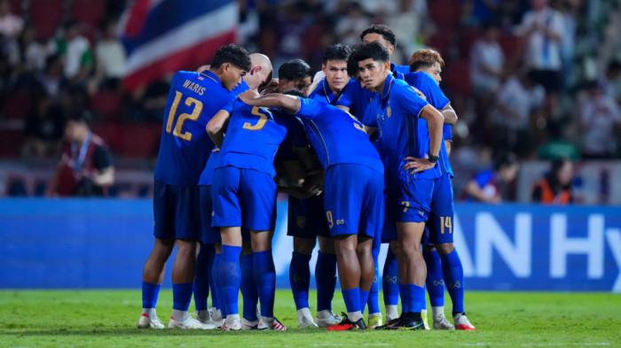 THAILAND - Para pemain Timnas Thailand melakukan tos bersama sebelum menghadapi Vietnam pada pertandingan leg pertama final Piala AFF 2026 di Stadion Rajamangala, Sabtu (22/8/2026) malam. Thailand takluk 0-2 dari Vietnam.
