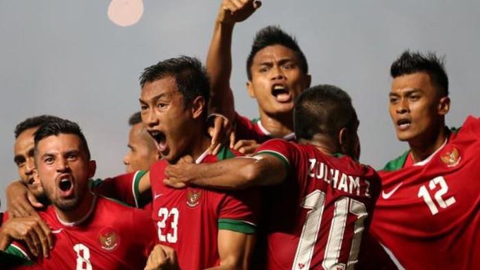 PIALA AFF 2016 - Para pemain tim nasional Indonesia merayakan keberhasilan mencetak gol ke gawang Thailand pada final pertama Piala AFF 2016, Rabu (14/12/2016).