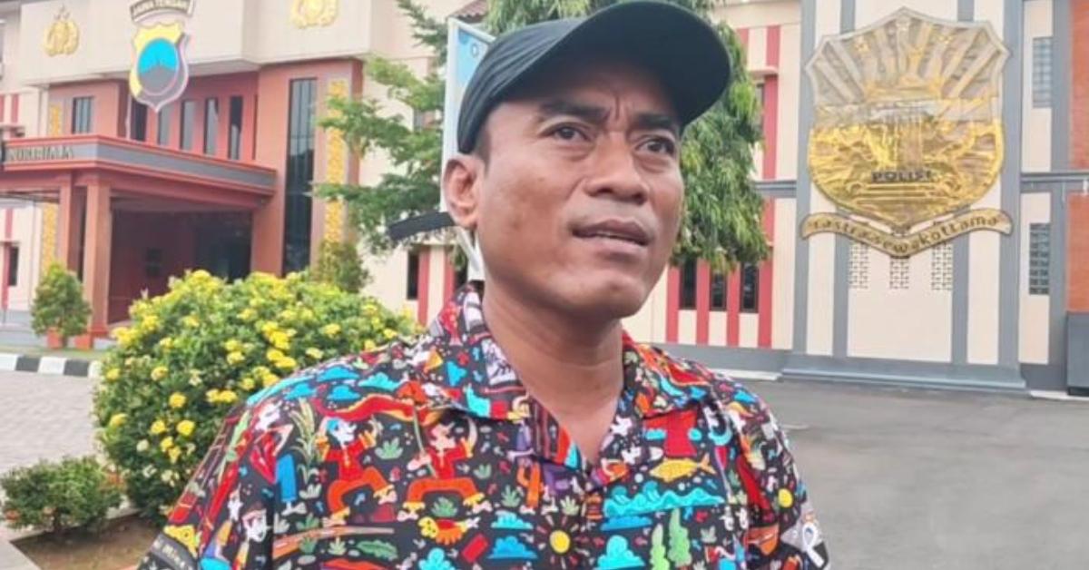 PEMAKZULAN BUPATI PATI - Koordinator Aliansi Masyarakat Pati Bersatu (AMPB), Supriyono alias Botok, memberikan keterangan pada wartawan di Mapolresta Pati, Selasa sore (16/9/2025). Botok ditetapkan sebagai tersangka bersama, Teguh Istiyanto setelah Bupati Pati, Sudewo gagal dimakzulkan. Penetapan tersangka ini setelah keduanya terlibat dalam aksi pemblokiran Jalur Pantura Pati-Rembang, Jawa Tengah, Jumat (31/10/2025) malam.