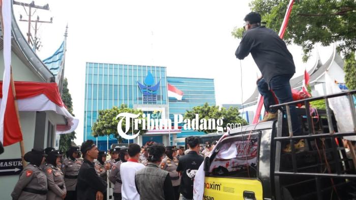 AKSI UNJUK RASA-Puluhan massa aksi yang tergabung dalam Garda Muda Merah Putih (GMMP) mendatangi Kantor Pusat Perumda Air Minum (PDAM) Kota Padang, Senin (24/8/2026) sore. Kedatangan massa tersebut bertujuan untuk menyampaikan aspirasi dan menuntut pertanggungjawaban pihak manajemen terkait buruknya pelayanan serta krisis air bersih yang dirasakan masyarakat setempat.