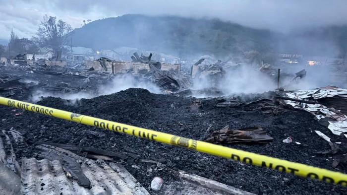 KEBAKARAN - Lokasi kebakaran di kawasan Pasar Jagong Jeget, Dusun Suka Maju, Kampung Jeget Ayu, Kecamatan Jagong Jeget, Kabupaten Aceh Tengah, Aceh dipasang police line, Minggu (9/8/2026).