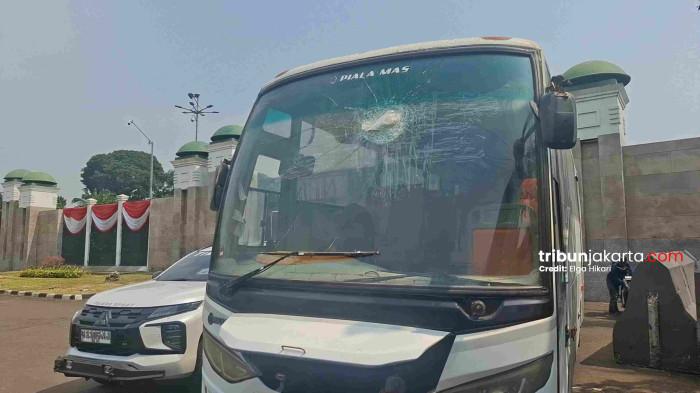 KACA BUS RETAK - Kondisi bus yang mengangkut massa AMPB dari Pati menuju Jakarta mengalami retak di kaca depannya usai dilempar orang tak dikenal di tol kawasan Karawang, Jawa Barat.