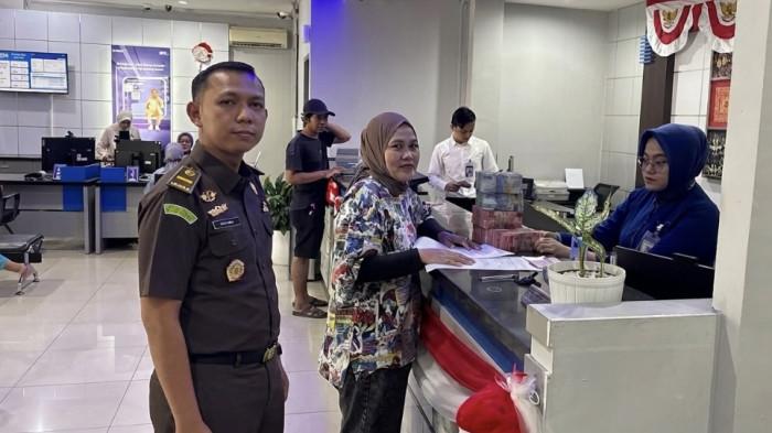 KPU - Mantan Bendahara Komisi Pemilihan Umum (KPU) Bengkulu Selatan, Agusti Aprina, telah mengembalikan uang pengganti sebesar Rp239 juta dalam perkara tindak pidana korupsi dana hibah Pilkada 2024, Senin (24/8/2026).