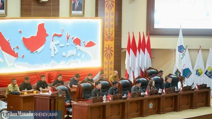 Gubernur Yulius Selvanus Komaling (YSK) saat menghadiri Rapat Paripurna DPRD Sulut 1