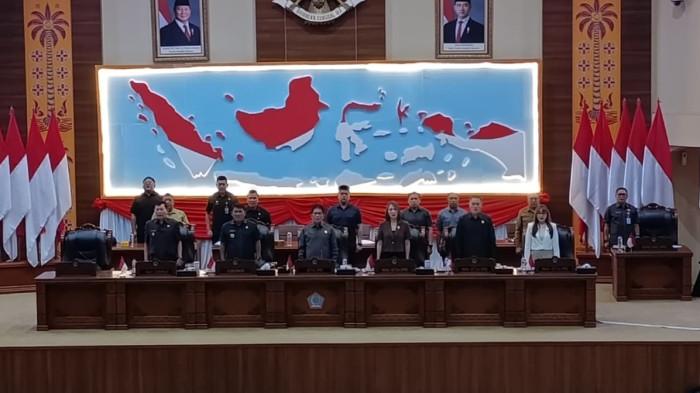 RAPAT PARIPURNA - Pimpinan DPRD Sulut bersama Gubernur dan Wagub Sulut dalam Rapat Paripurna Perubahan KUA PPAS 2026 dalam rapat paripurna DPRD Sulut, Senin 24 Agustus 2026.